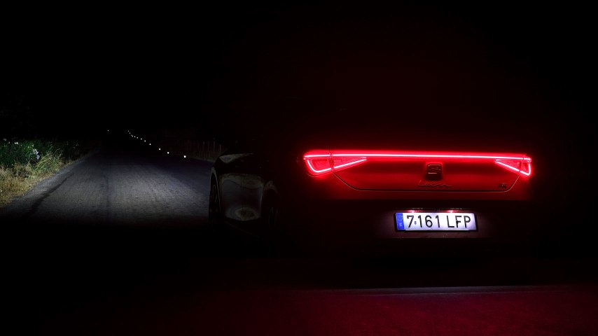 800 hours in pitch darkness to test the lights of the SEAT Leon.