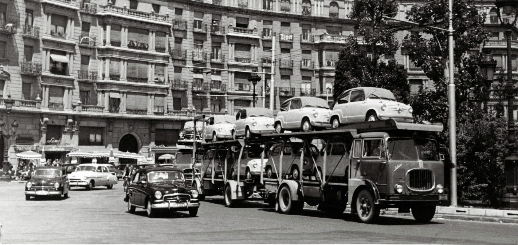 SEAT histoire de la marque 1950s - SEAT 600 sur un camion