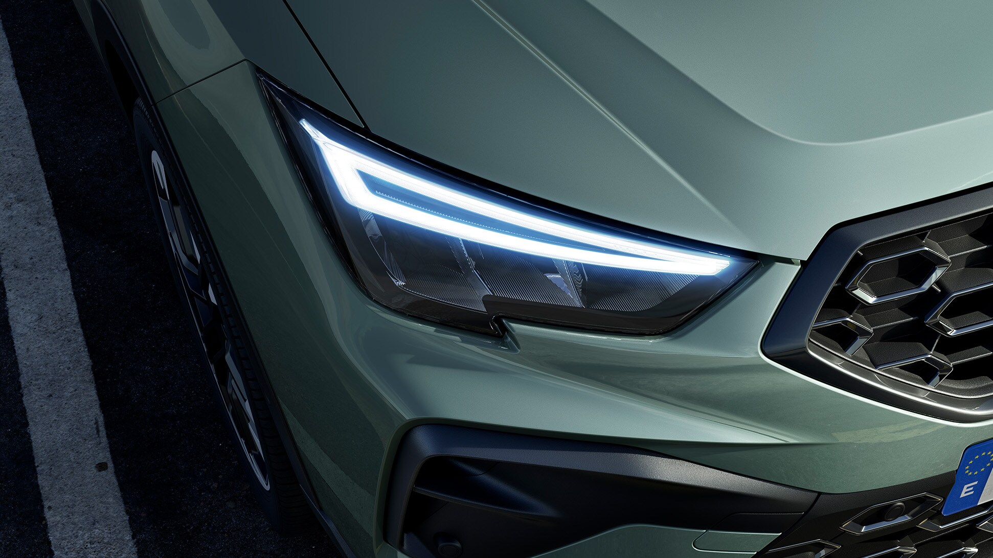 Close-up shot of the right headlight of the SEAT Arona 2025