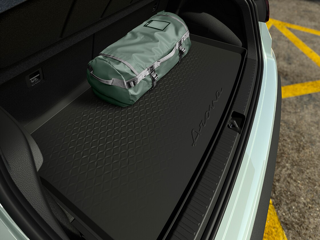 SEAT Arona semi-rigid boot tray with a travel bag.