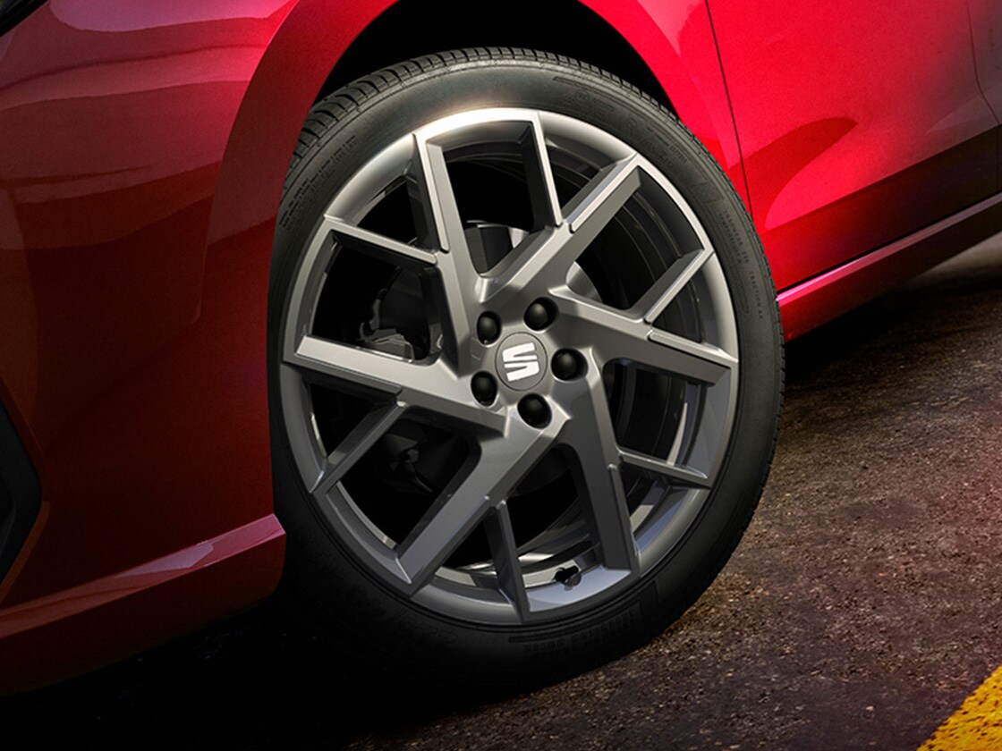 seat ibiza’s 18-inch performance alloy wheels close-up view. 