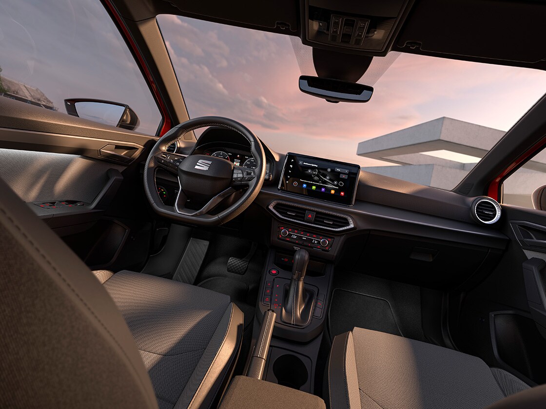 Vue intérieure de la Seat Ibiza mettant en valeur ses détails, tels que la sellerie. 