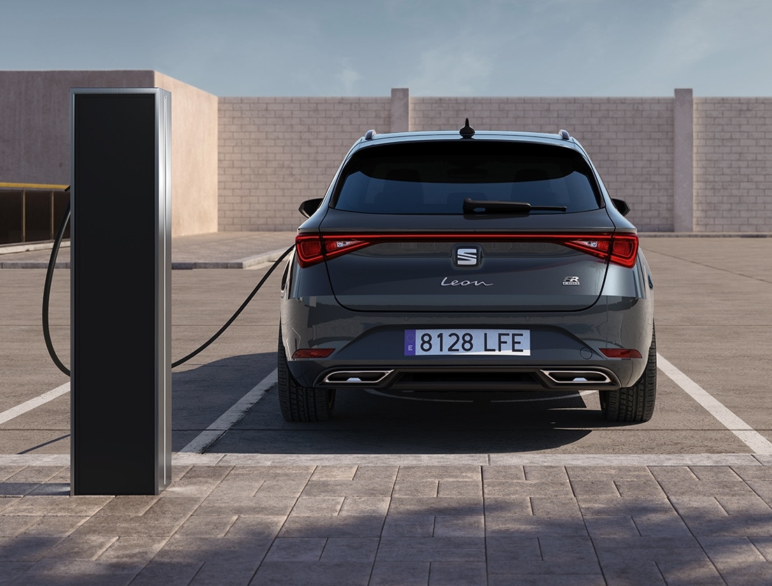 seat leon sportstourer e-hybrid magnetic tech colour with coast-to-coast lights charging