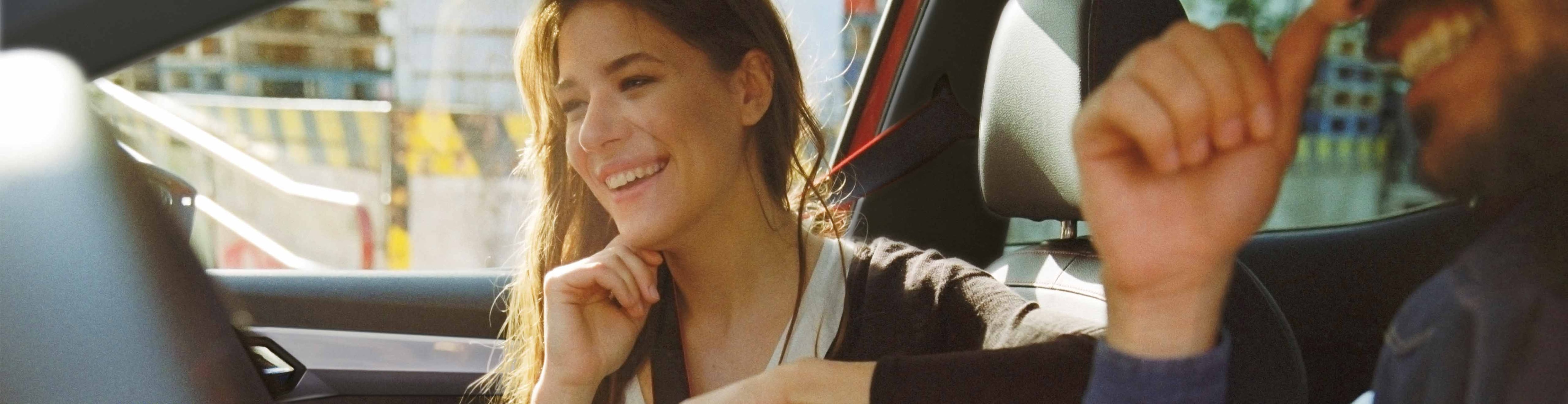 Couple laughing inside a SEAT car 