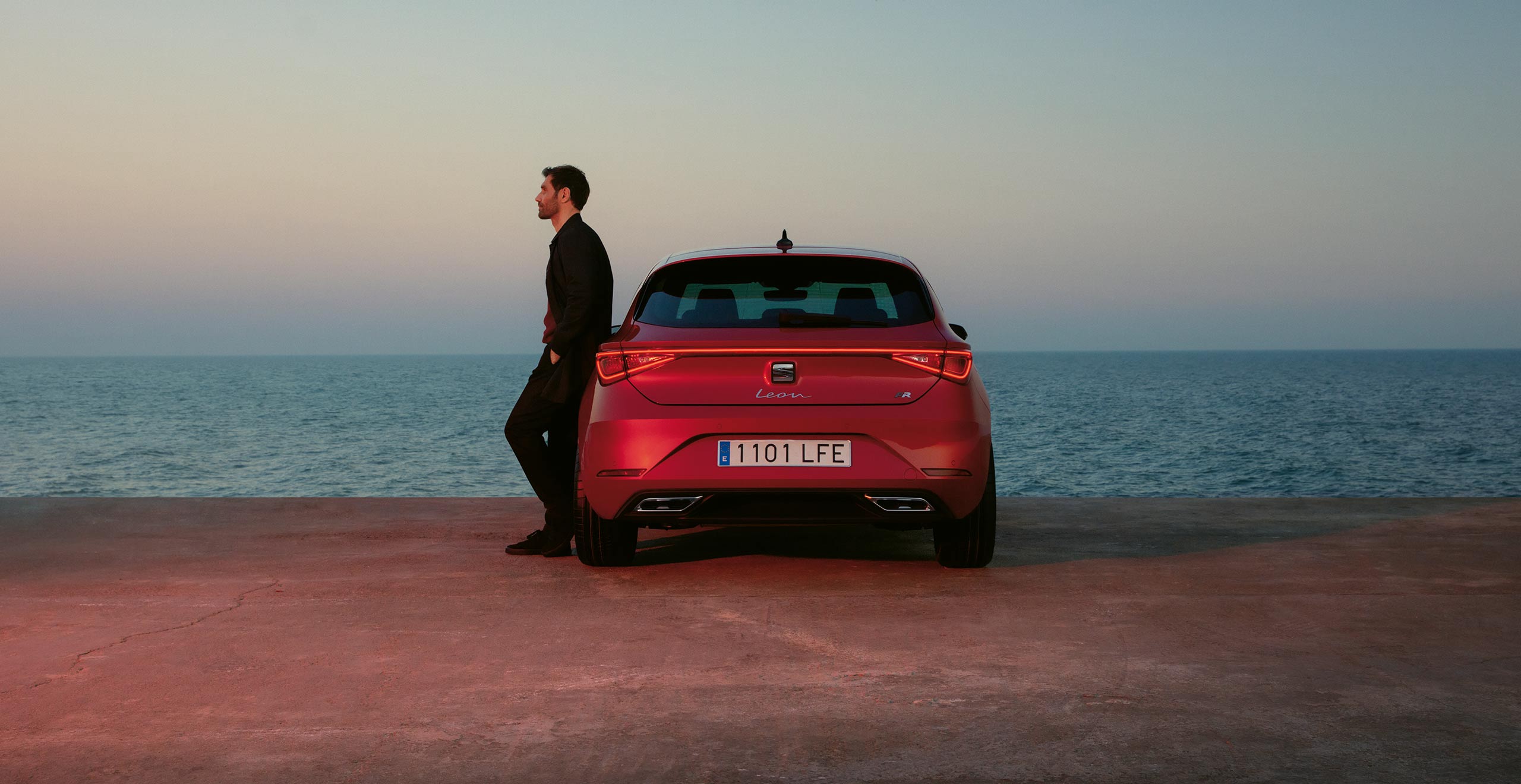 SEAT Leon desire red colour with the rear to rear coast lights