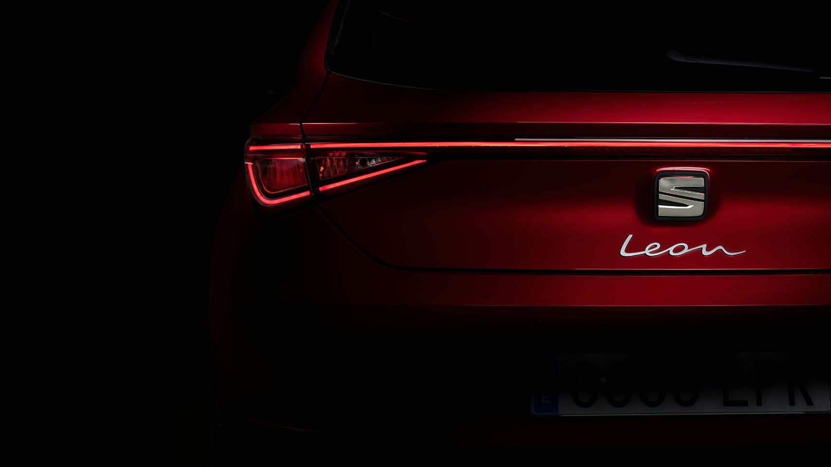 800 hours in pitch darkness to test the lights of the SEAT Leon.