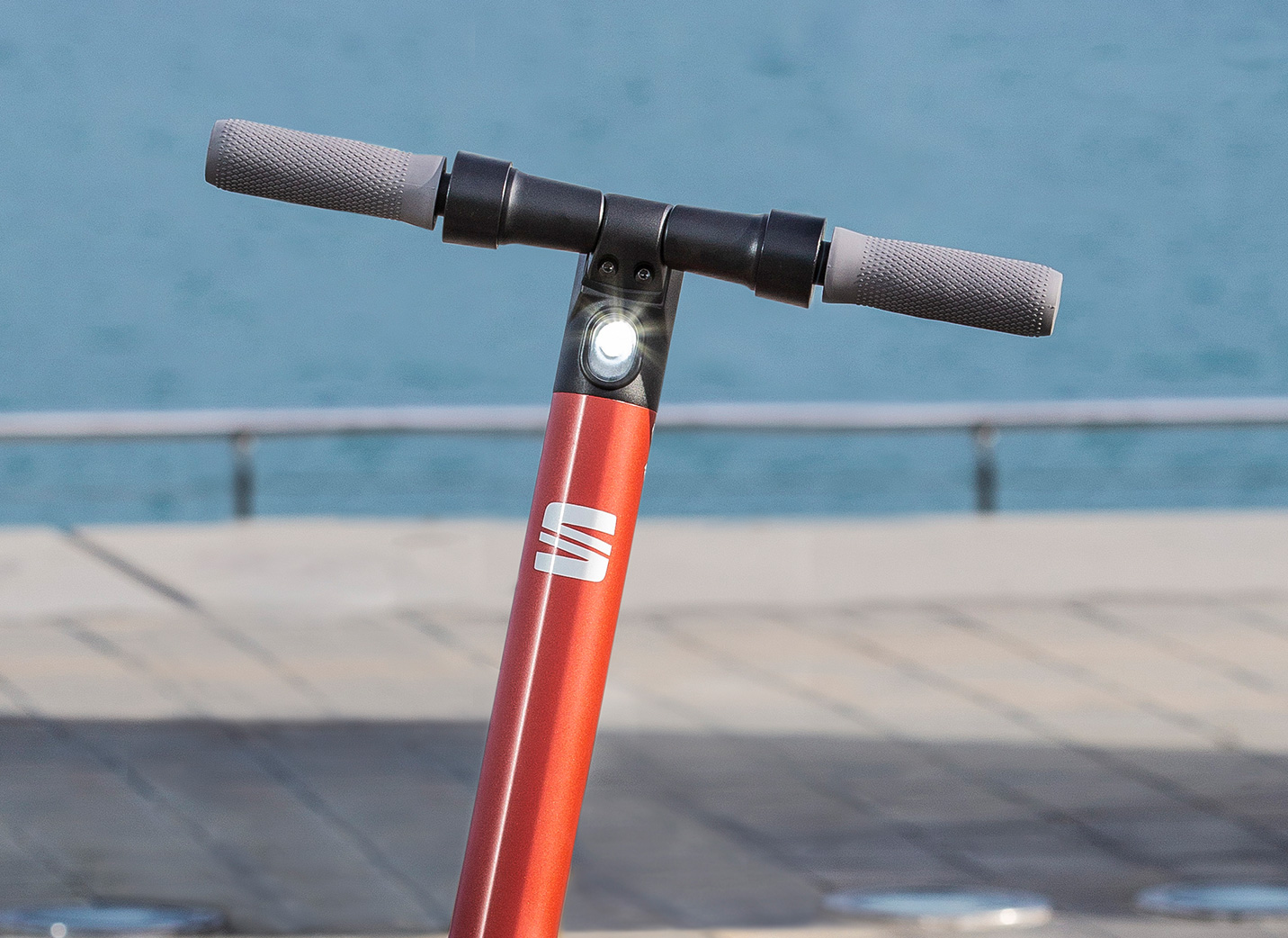 SEAT eXS KickScooter urban mobility solution powered by Segway - LED light