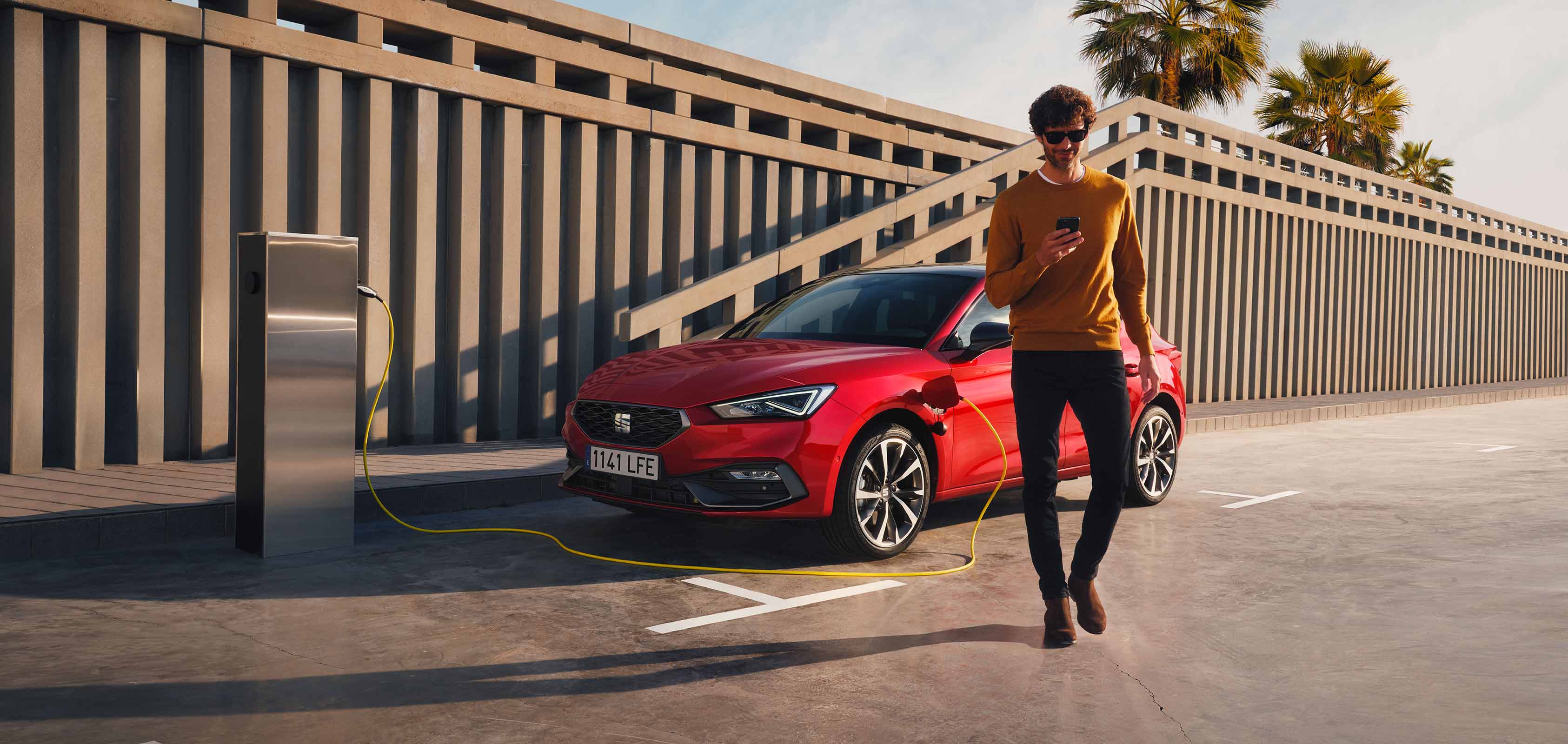 Man walking connect SEAT Leon 5D eHybrid