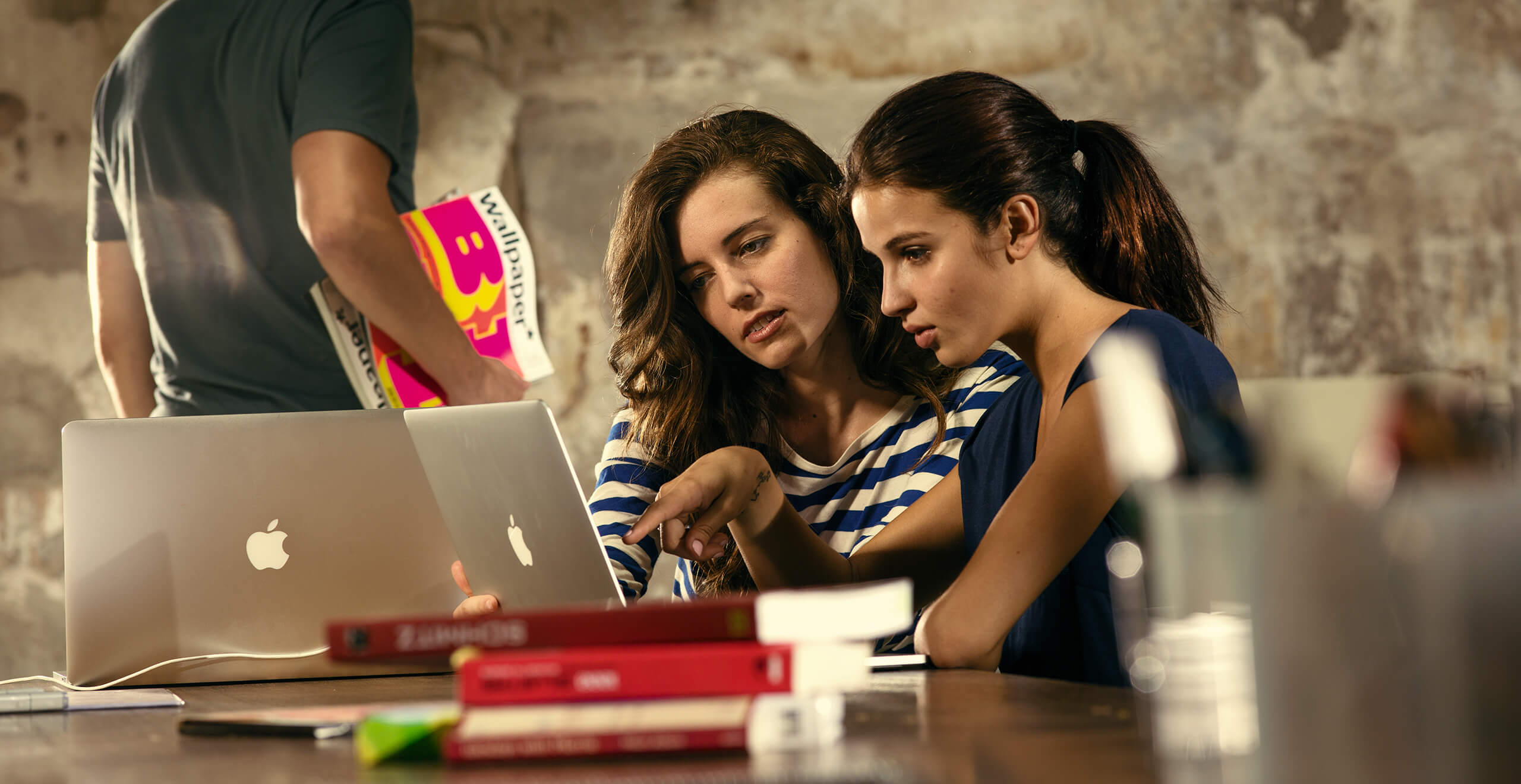 Deux femmes consultant un ordinateur dans une bibliothèque